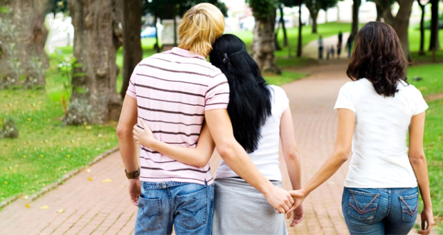 Genç Kadın, Aldatıldığını Kocasının Sırtındaki Sivilcelerin Sıkılmasından Anladı