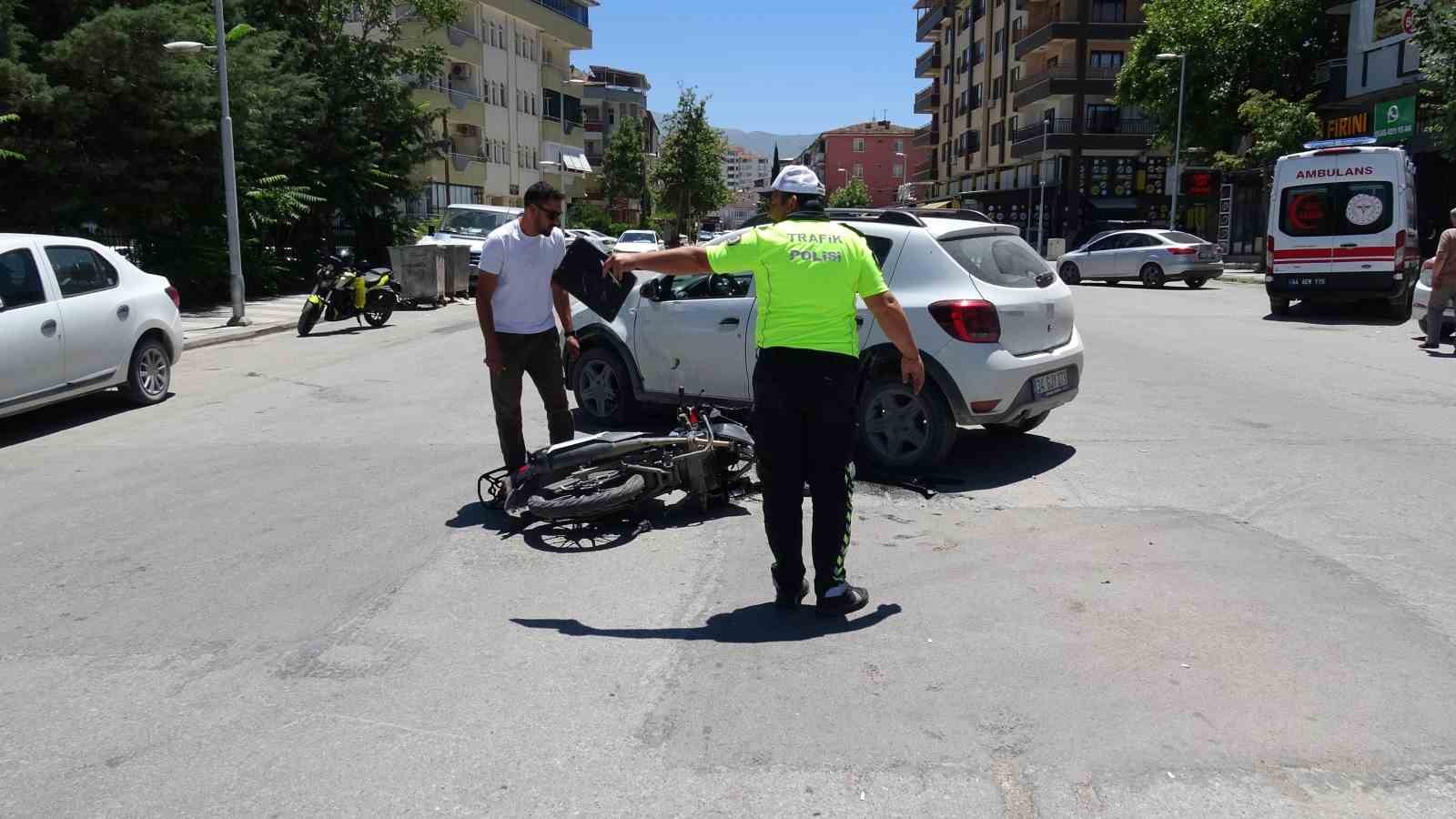otomobil-ile-carpisan-motosiklet-surucusu-yaralandi