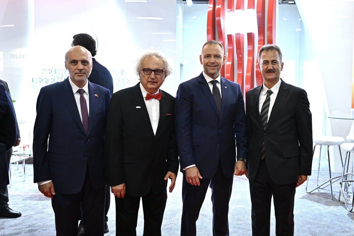 polonya-cumhurbaskani-nawrocki-mspo-2026-da-turk-stantlarini-ziyaret-etti