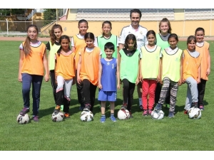 Erzincan’da Kızlar Futbolla Tanışıyor