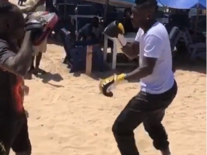 Asamoah Bu Kez Yumruklarını Konuşturdu