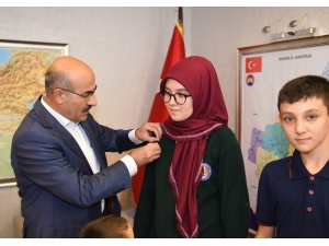 Vali Demirtaş, Lgs Birincisi Azra Kargı’ya Altın Taktı