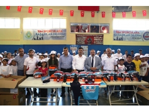 Yaz Spor Okullarına Katılan Öğrencilere Malzeme Desteği