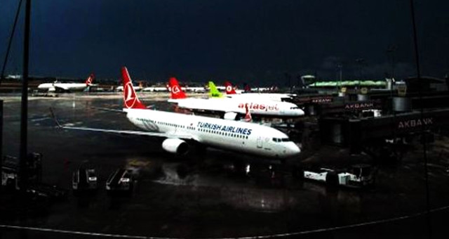 İstanbul'daki Şiddetli Yağış Atatürk Havalimanında Hava Trafiğini Aksattı