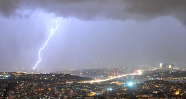 Kuvvetli Yağışın Etkili Olduğu İstanbul'da Şimşekler Geceyi Gündüze Çevirdi