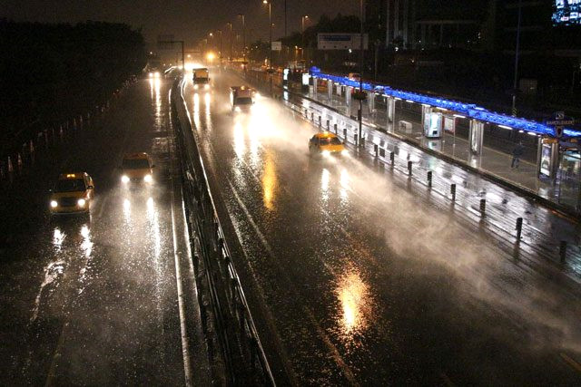 Meteoroloji İstanbul İçin Saat Verip Uyardı: Yağış 23.30'a Kadar Etkili Olacak