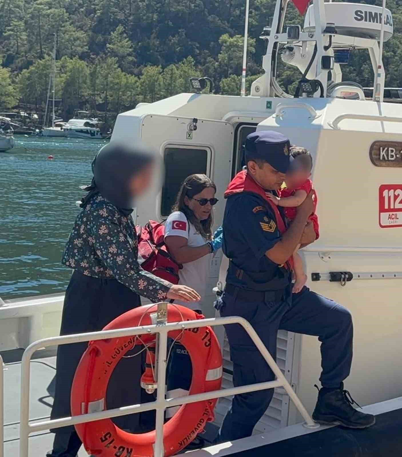 gezi-teknesinde-yaralanan-bebek-icin-sahil-guvenlikten-tibbi-tahliyesi-yapildi