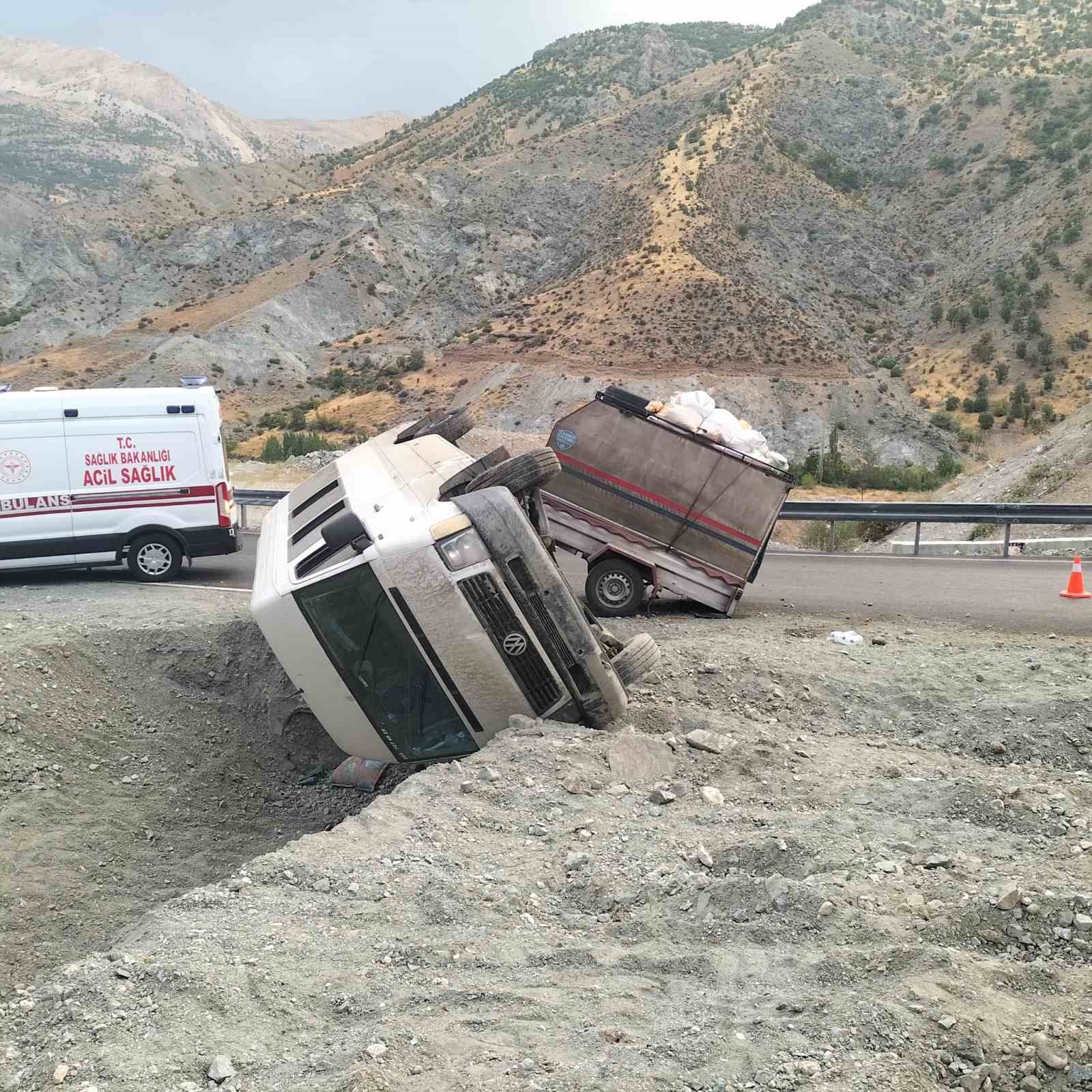 malatya-da-tarim-iscilerini-tasiyan-minibus-devrildi