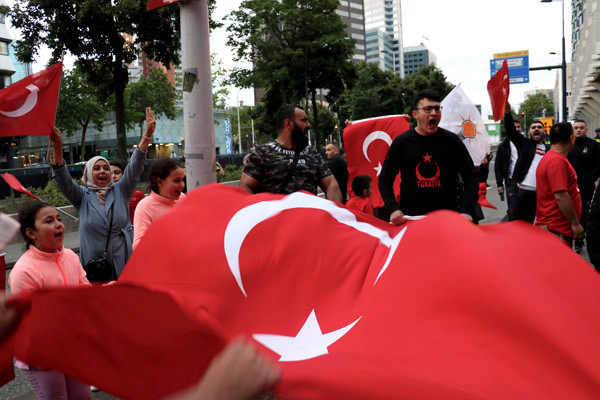 Hollanda, Türklerin Kutlama Yapmasını Yasakladı
