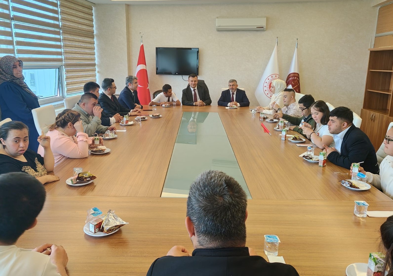 adiyaman-adliyesi-nde-down-sendromlu-cocuklardan-sevgi-davasi