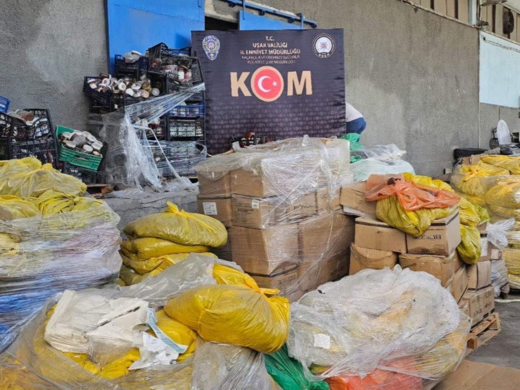 usak-ta-30-ton-bozuk-ve-tarihi-gecmis-gida-ele-gecirildi