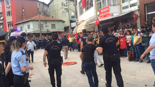 Bursa'da Şehit Cenazesinde Chp Çelengini Parçaladılar