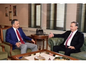 Gaziantep Valisine Galatasaray Forması