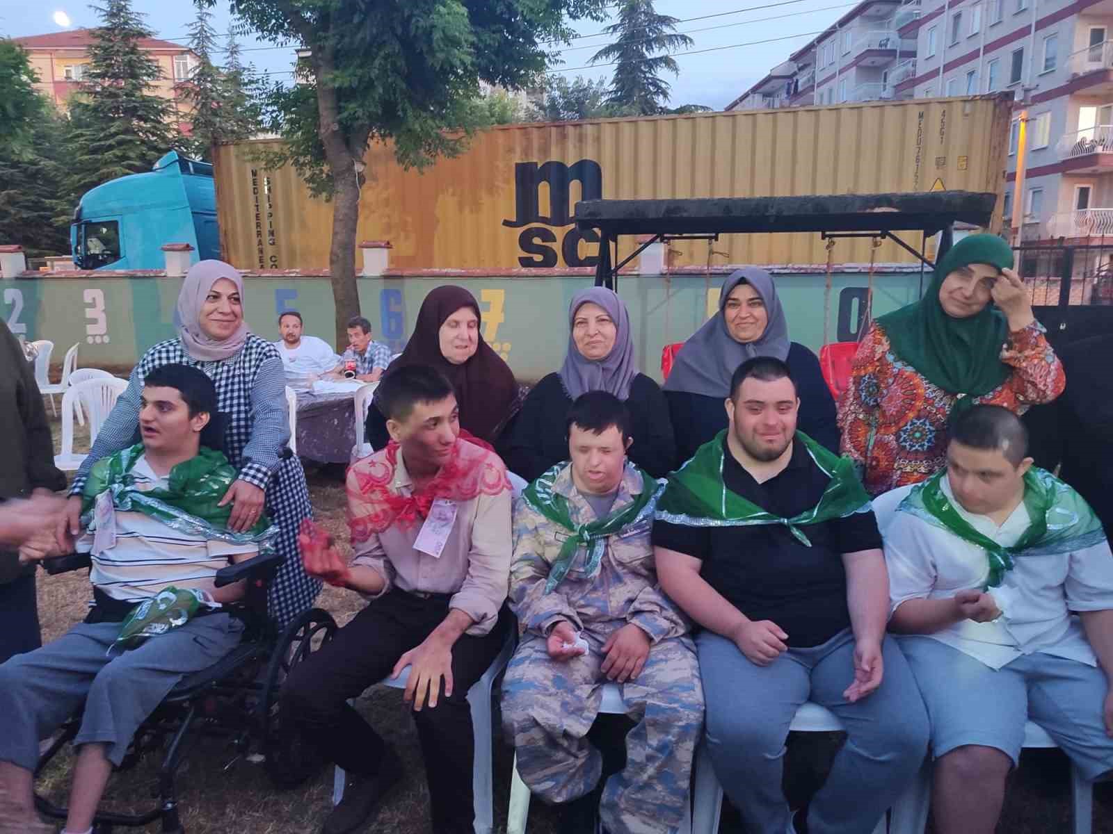 babaannenin-dilegi-gercek-oldu-ozel-bireylere-temsili-asker-eglencesi
