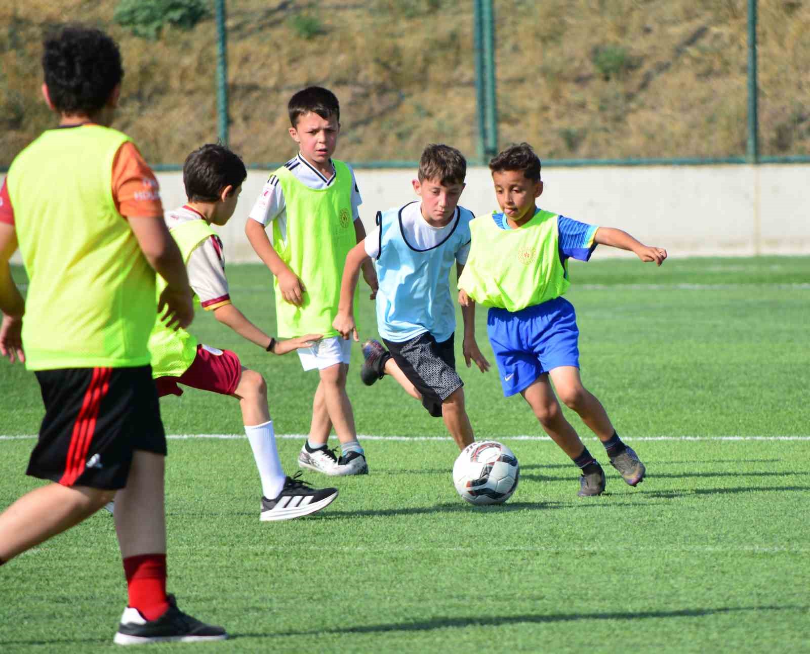 kur-an-kurslarinda-egitim-goren-cocuklar-futbol-turnuvasinda-ter-doktu