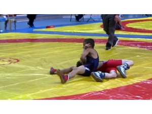 Minik Güreşçi, Müsabakayı Kaybedince Kendini Yerlere Attı