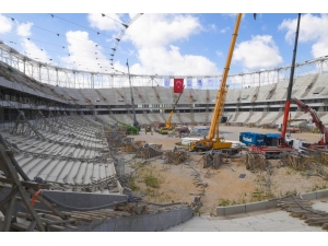 Vali Demirtaş, Adana Şehir Stadyumu’nda İncelemelerde Bulundu