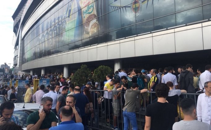 Fenerbahçe Taraftarından Trafiği Kilitleyen Kombine Izdihamı!