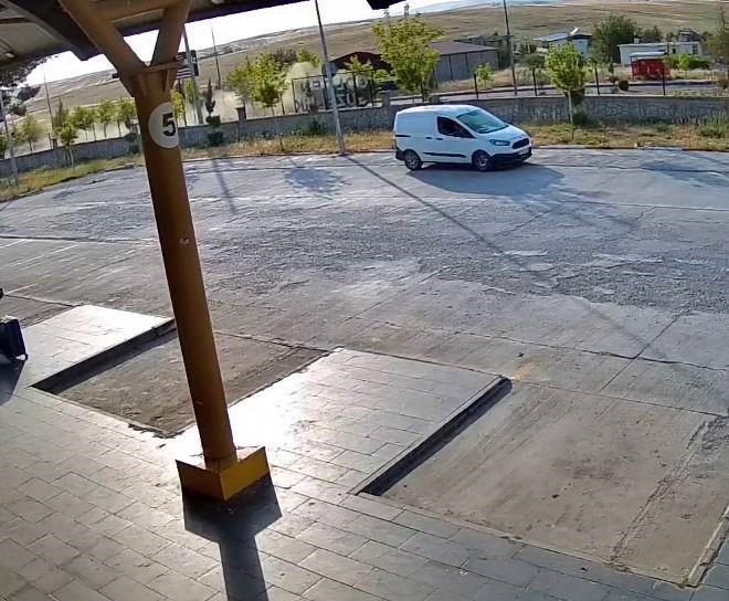 diyarbakir-da-3-kisinin-yaralandigi-trafik-kazasi-guvenlik-kameralarina-yansidi
