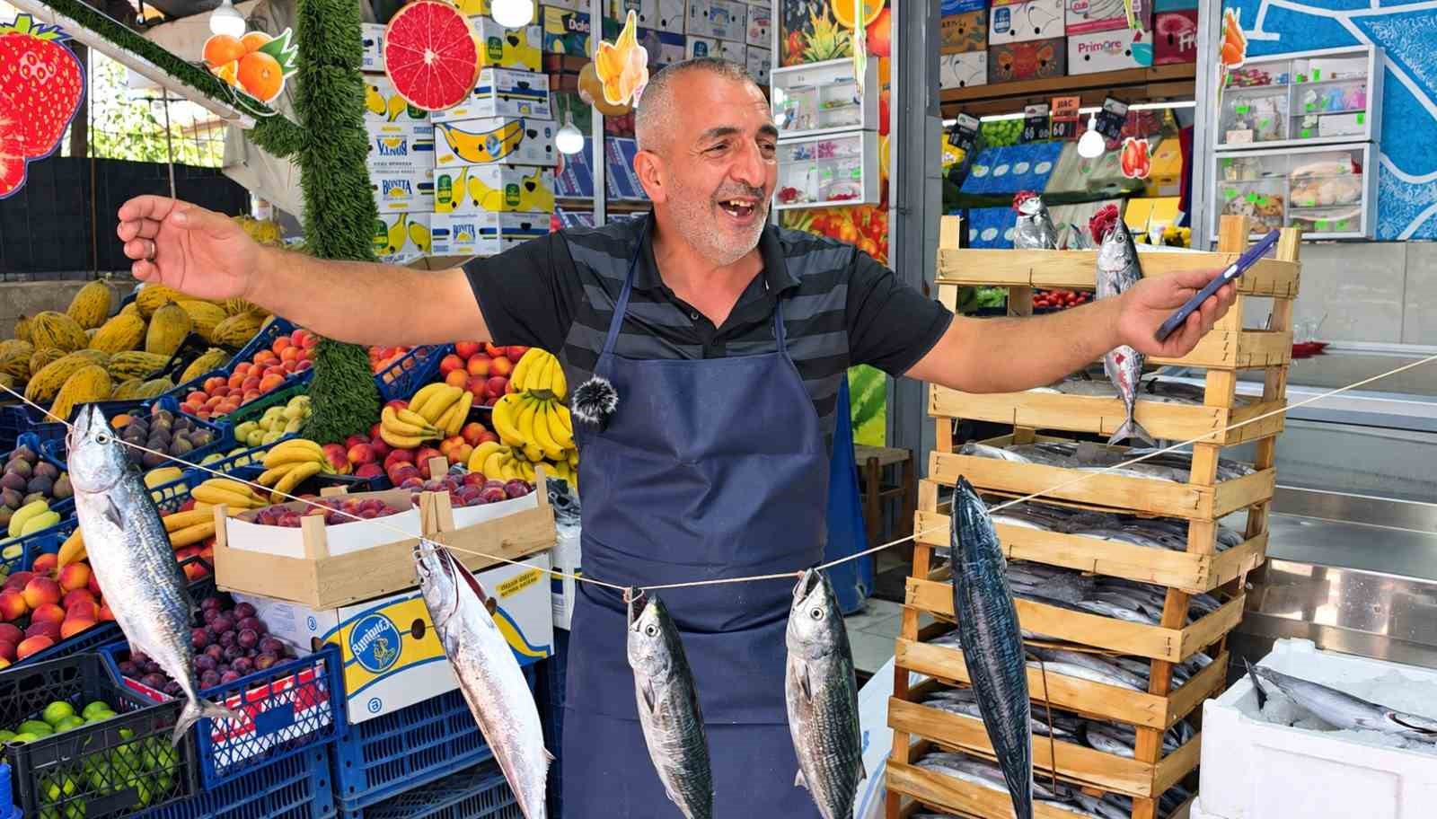 duzce-de-taze-baliklari-gostermek-icin-hem-palamutlari-oynatti-hem-kendisi-horon-oynadi