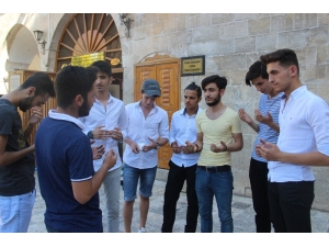 Yks Sınavına Girecek Öğrenciler Balıklıgöl’de Namaz Kılıp Dua Etti