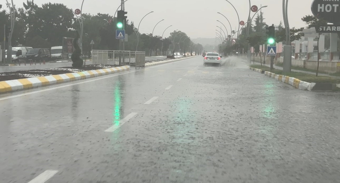 edirne-de-saganak-yagis-yollari-gole-cevirdi