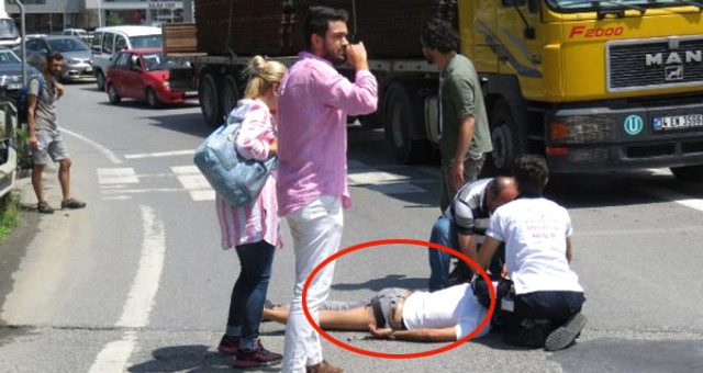 Kadıköy'de Akılalmaz Kaza! Gencin Pantolon Paçası Çarpan Araçta Asılı Kaldı