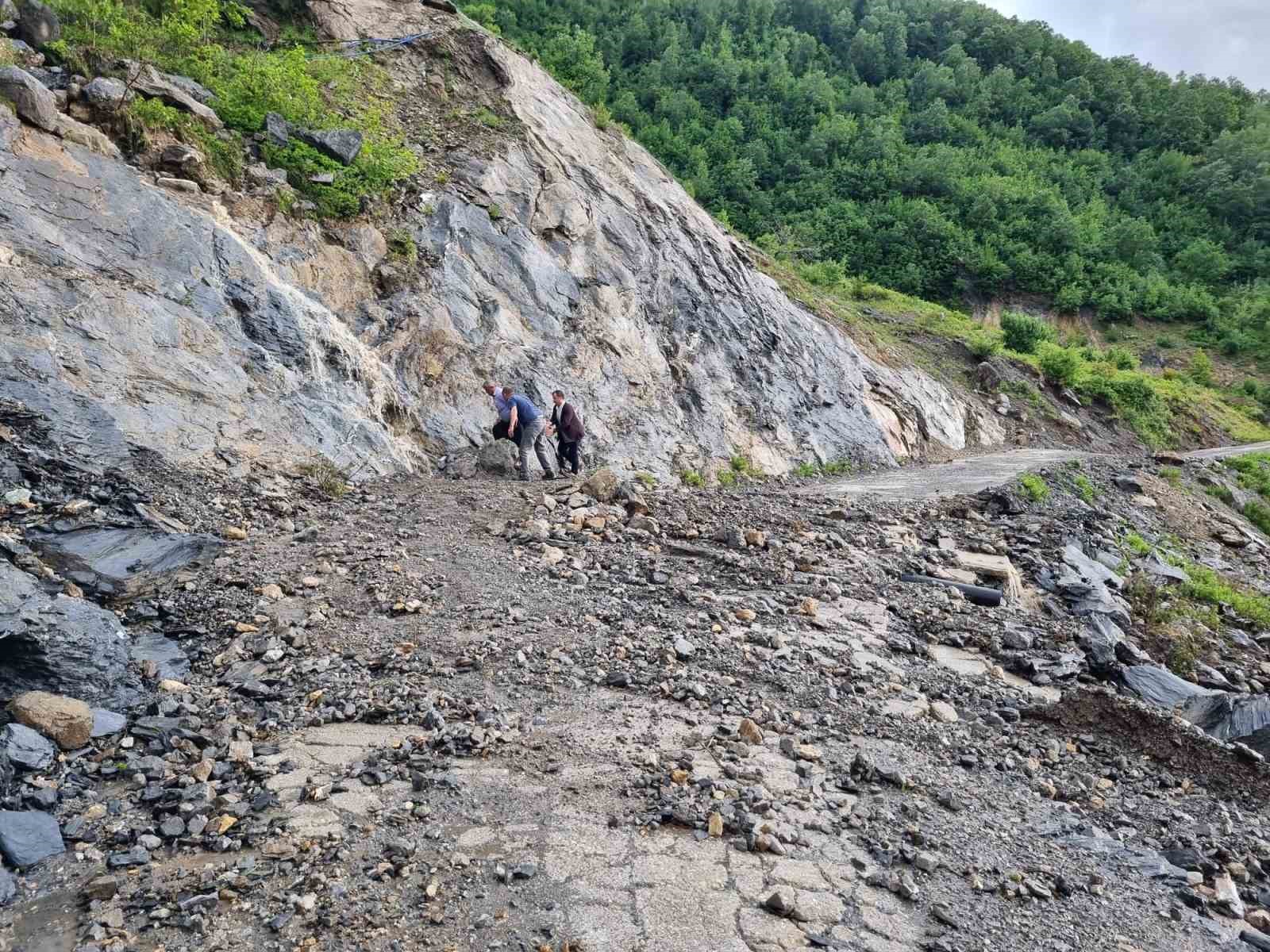 heyelan-nedeniyle-kapanan-koy-yolunda-vatandaslar-halatlarla-karsiya-gecti