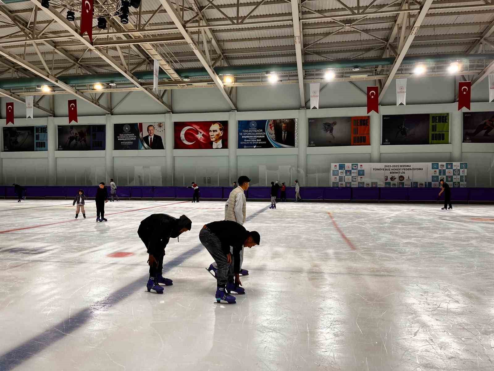 kars-ta-buz-pistinde-hareketli-gunler-halk-seanslari-devam-ediyor