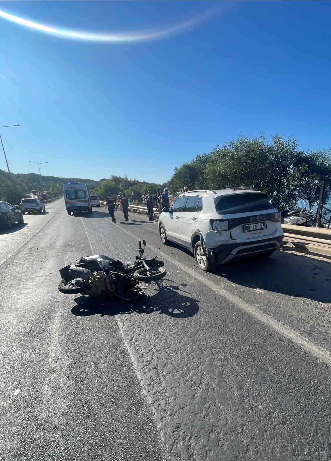 alanya-da-park-halindeki-otomobile-carpan-motosikletteki-2-kisi-yaralandi