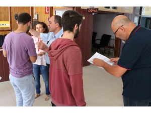 Öğrenciler Sınavda Veliler Dışarıda Ter Döktü