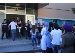 Öğrenciler İçeride, Aileler Dışarıda Ter Döktü