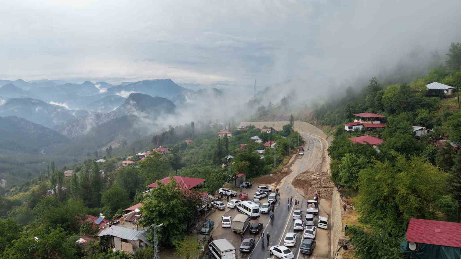 siddetli-yagis-heyelana-yol-acti-motosiklet-toprak-altinda-kaldi