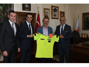 Mete Kalkavan’dan Başkan Şahin’e Hakem Forması İle Sarı Ve Kırmızı Kart