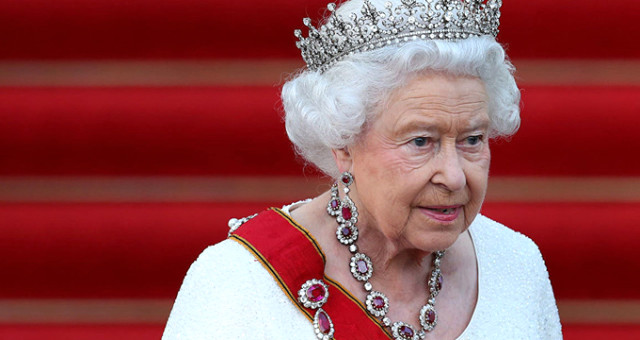 İngiltere, 92 Yaşındaki Kraliçe'nin Cinsel Hayatını Konuşuyor