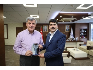 Karaosmanoğlu’ndan Cumhurbaşkanına Destek İçin Türkiye’yi Gezen Özavcı’ya Teşekkür Plaketi