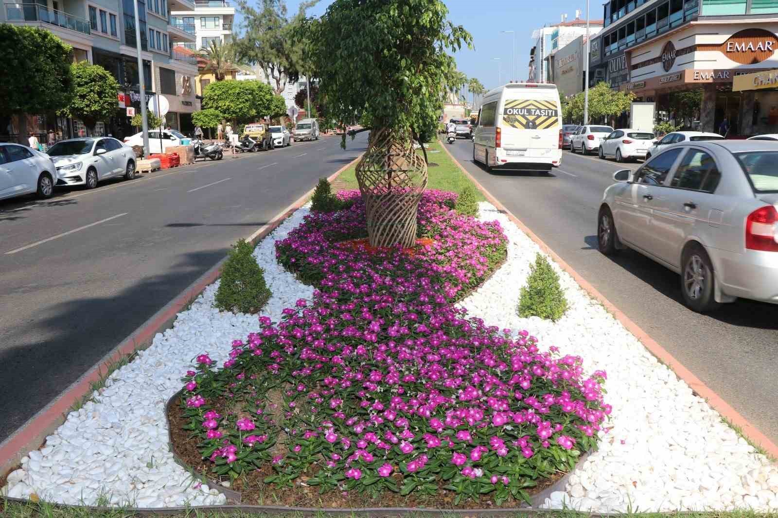 alanya-belediyesi-nden-yesil-alanlarda-yogun-mesai