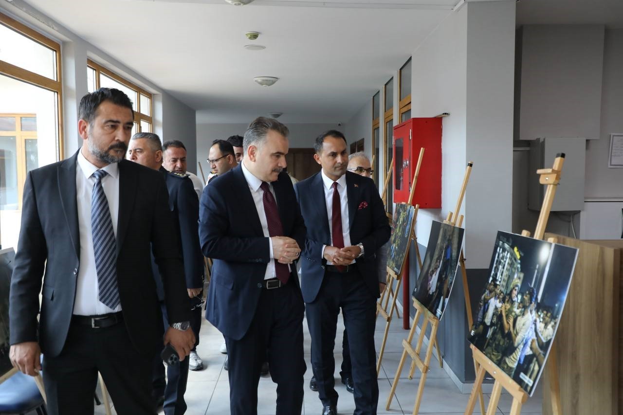 edremit-te-irade-bizim-zafer-bizim-fotograf-sergisi-acildi