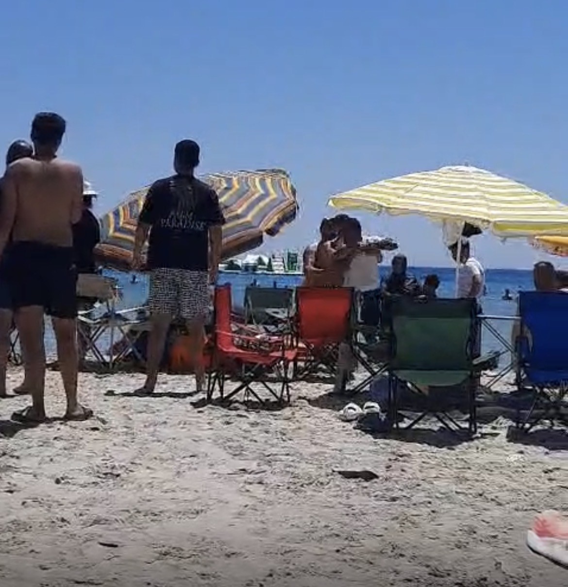 cesme-de-plajda-semsiyeni-acamazsin-kavgasi