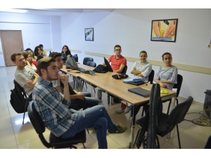 Gençler Bağlama Çalmayı Öğreniyor