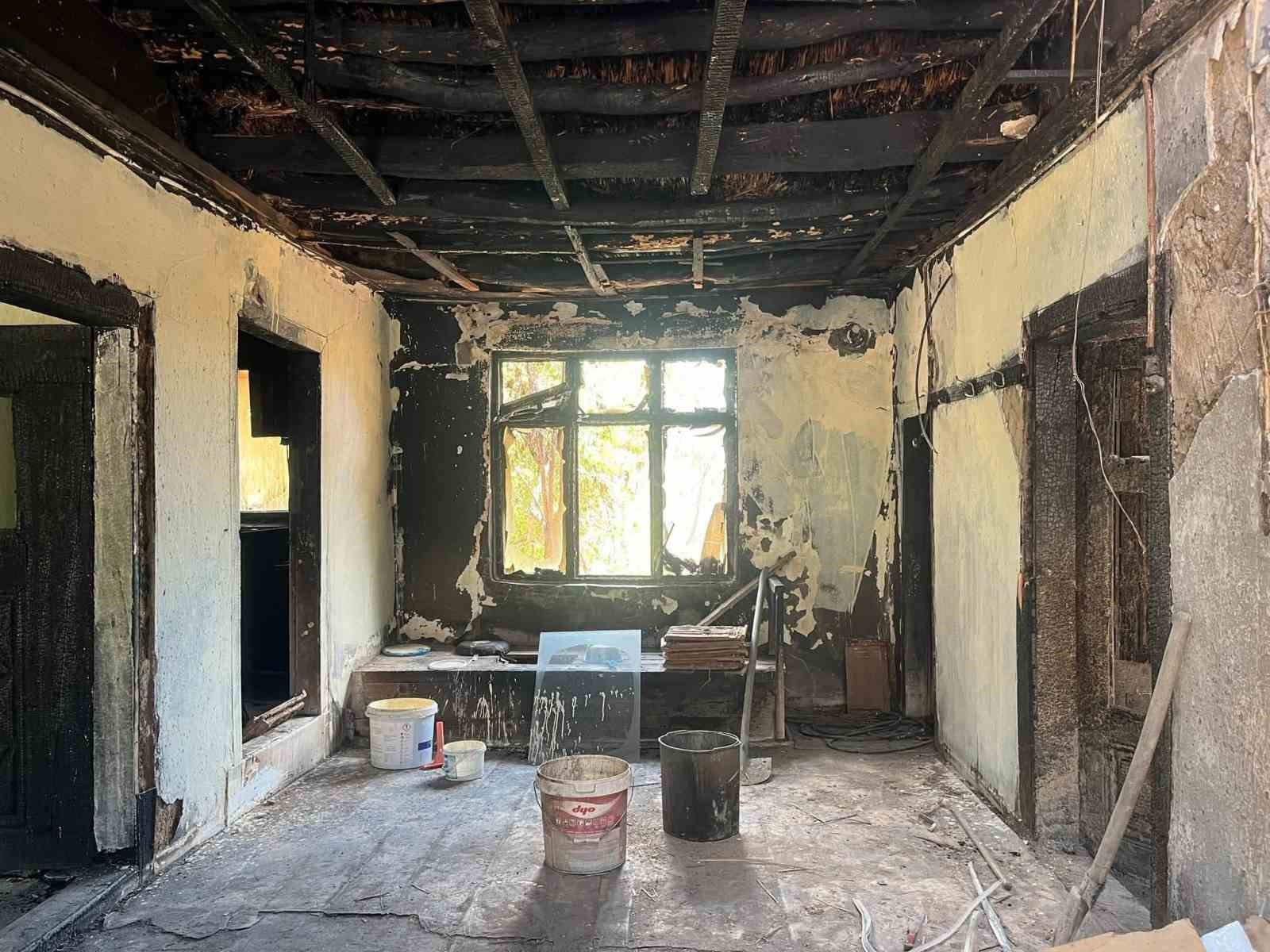 alevlerin-geride-biraktigi-aci-tablo-evi-yanan-acili-baba-uzatilacak-yardim-elini-bekliyor
