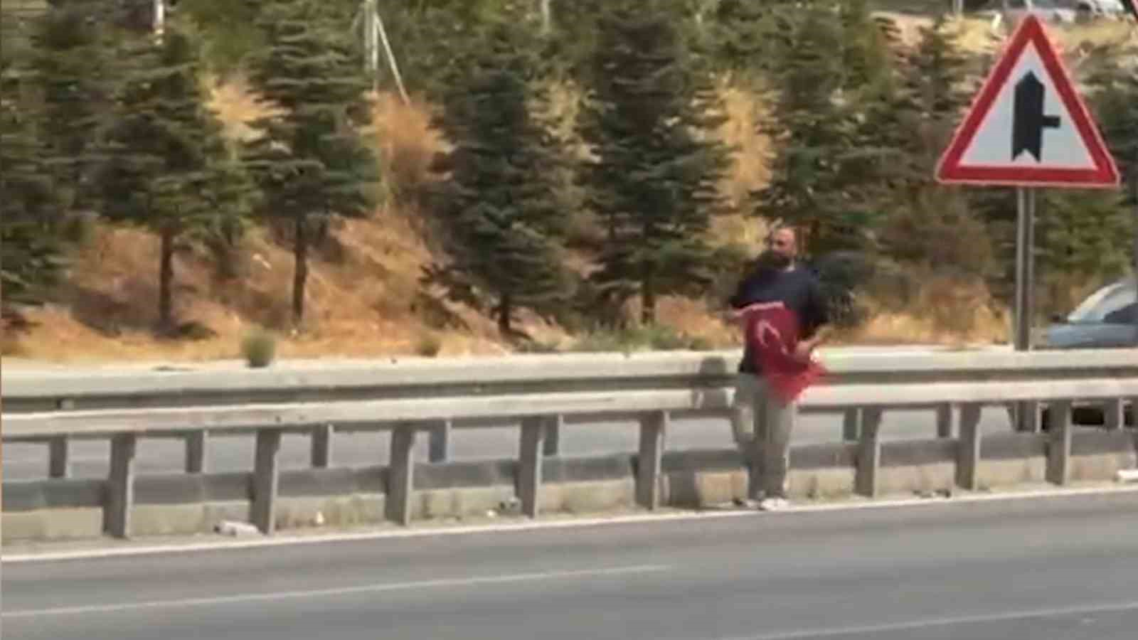 yola-dusen-turk-bayragini-yerde-birakmadi