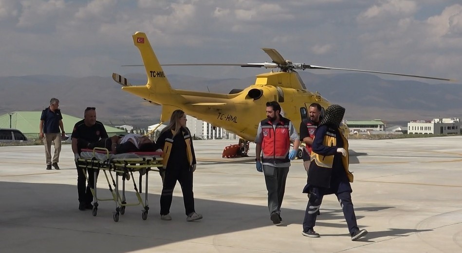 ambulans-helikopter-traktor-altinda-kalan-genc-icin-havalandi