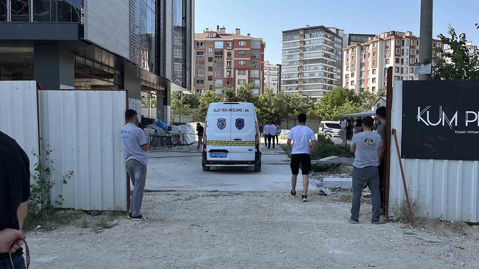 insaatin-yedinci-katinda-yuk-asansorunden-dusen-usta-oldu
