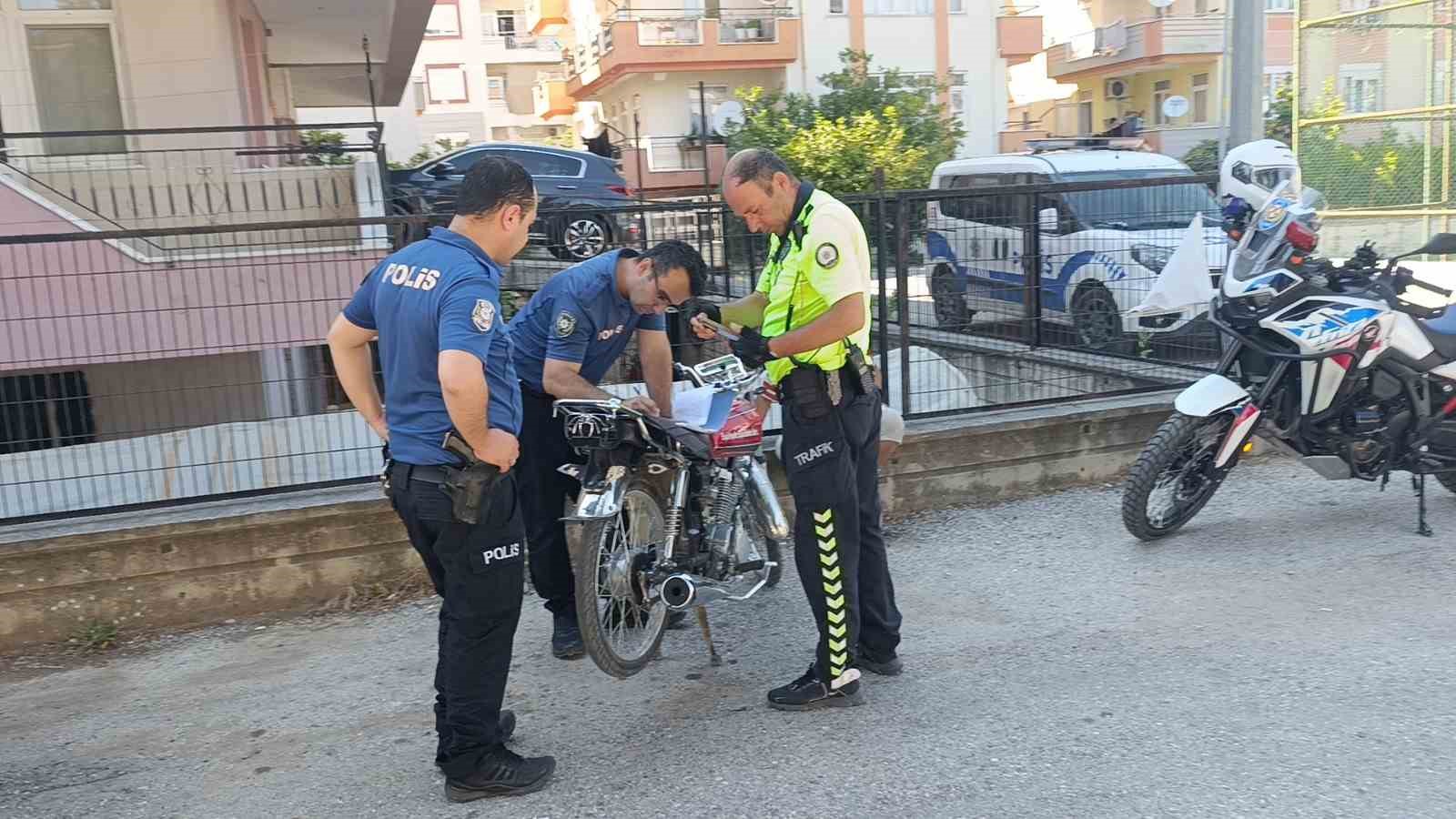 polisi-karsisinda-gorunce-motosikleti-birakip-kacti