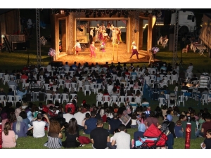 “Asalet Kumkuması” İzleyenleri Kahkahaya Boğdu