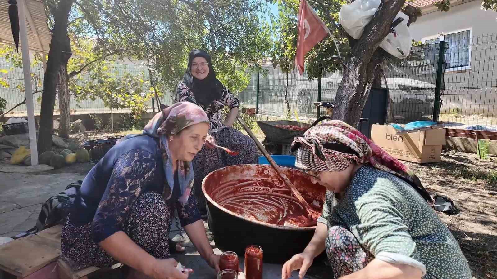 salca-kayniyor-komsuluk-pekisiyor