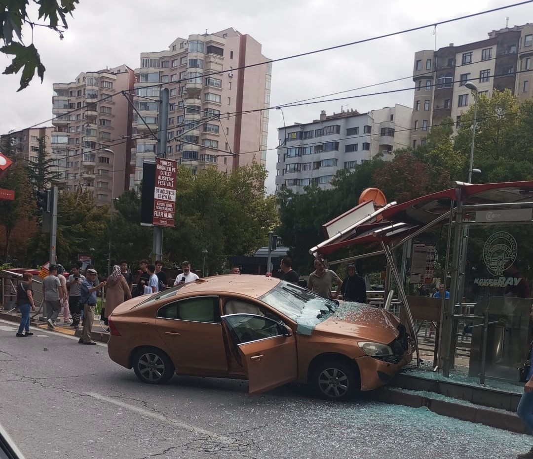 otomobil-tramvay-duragina-girdi-bekleyenler-kil-payi-kurtuldu