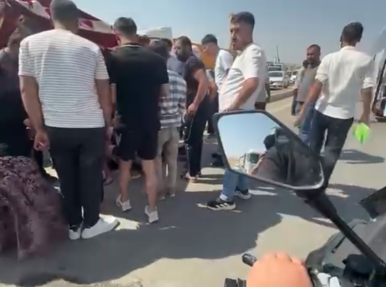 siirt-te-yolun-karsisina-gecmek-isteyen-cocuga-otobus-carpti