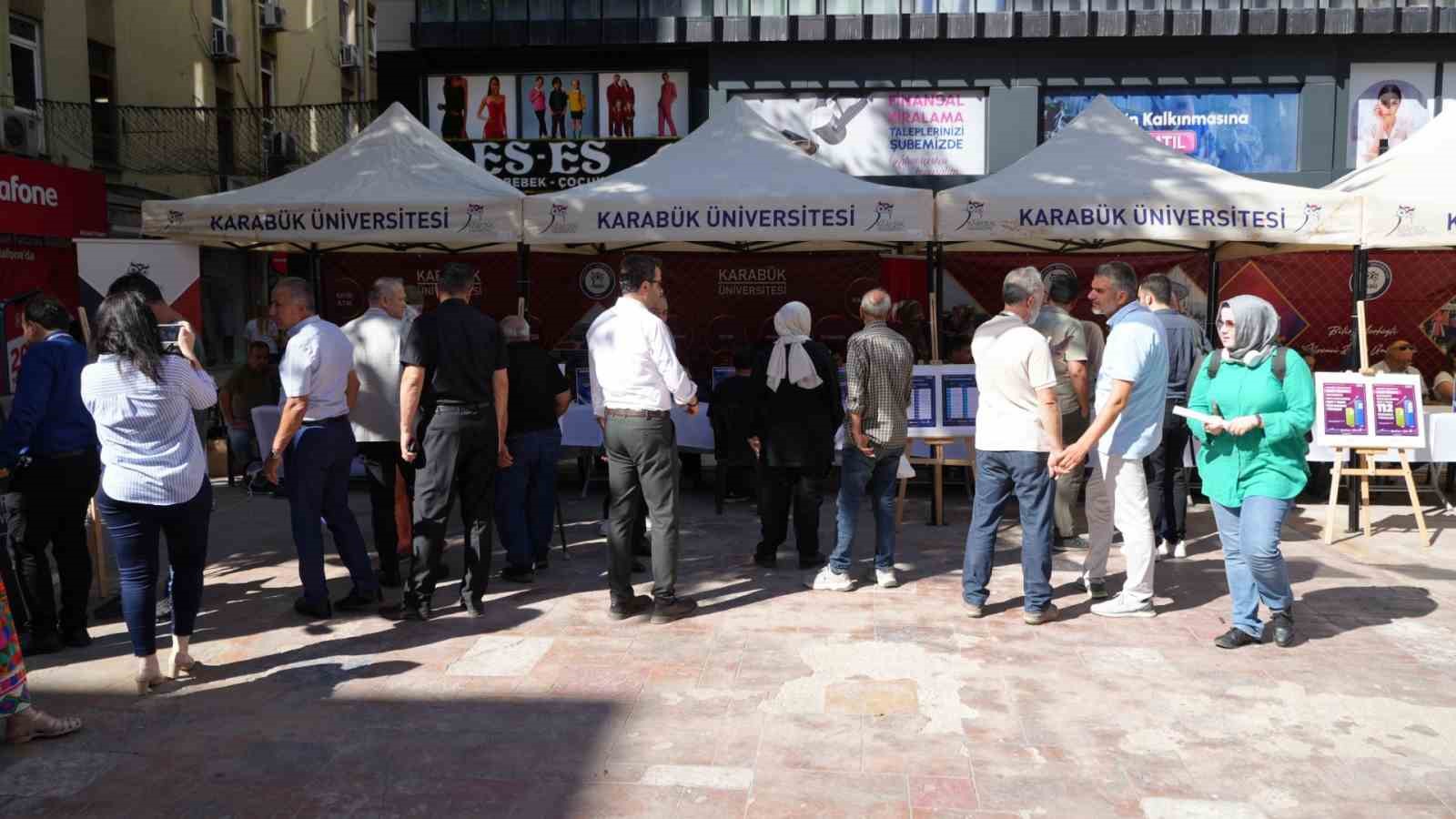 kbu-sehir-merkezinde-gelecegin-mesleklerini-tanitti